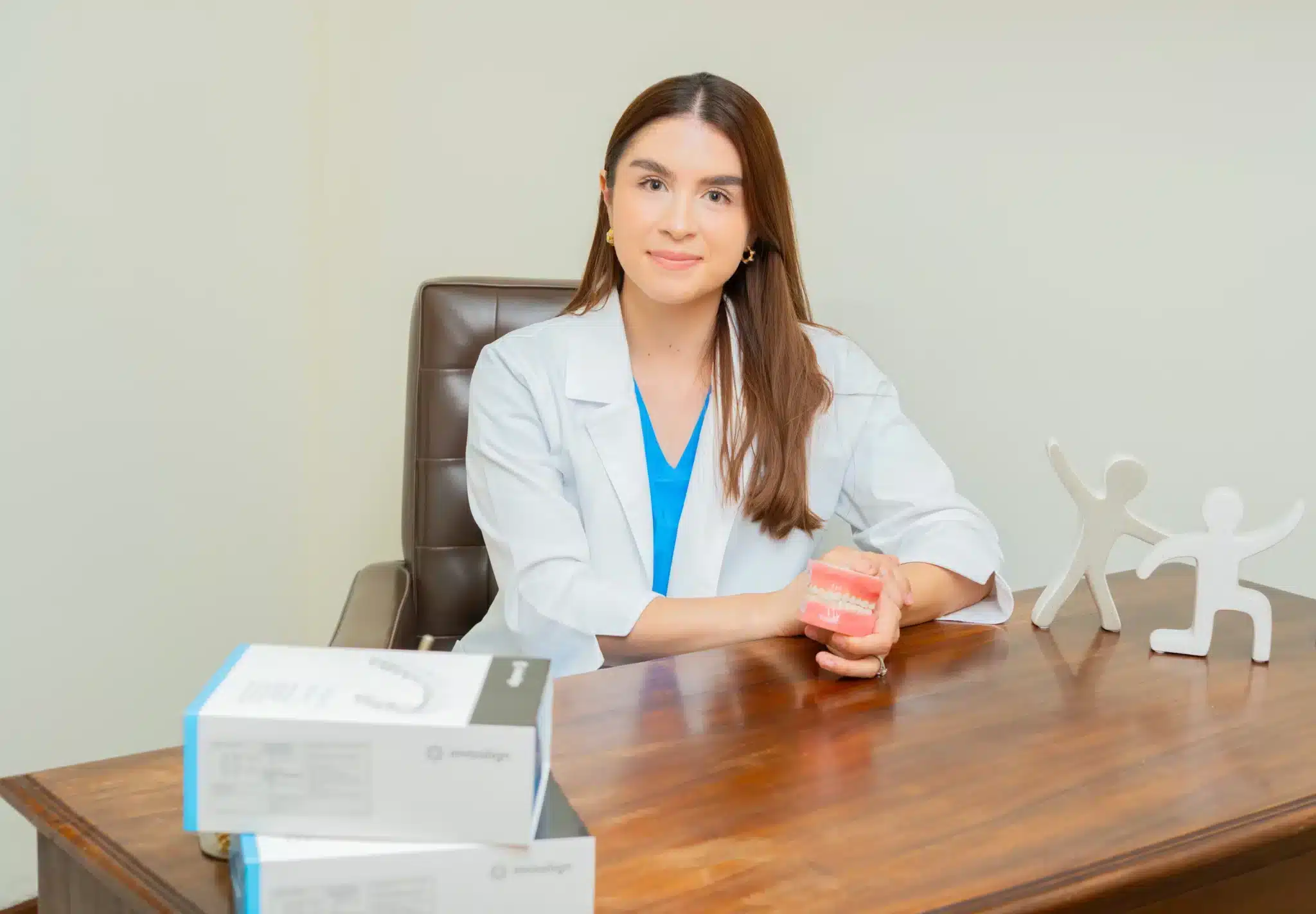Dra. Natalia Morales en su consultorio de ortodoncia