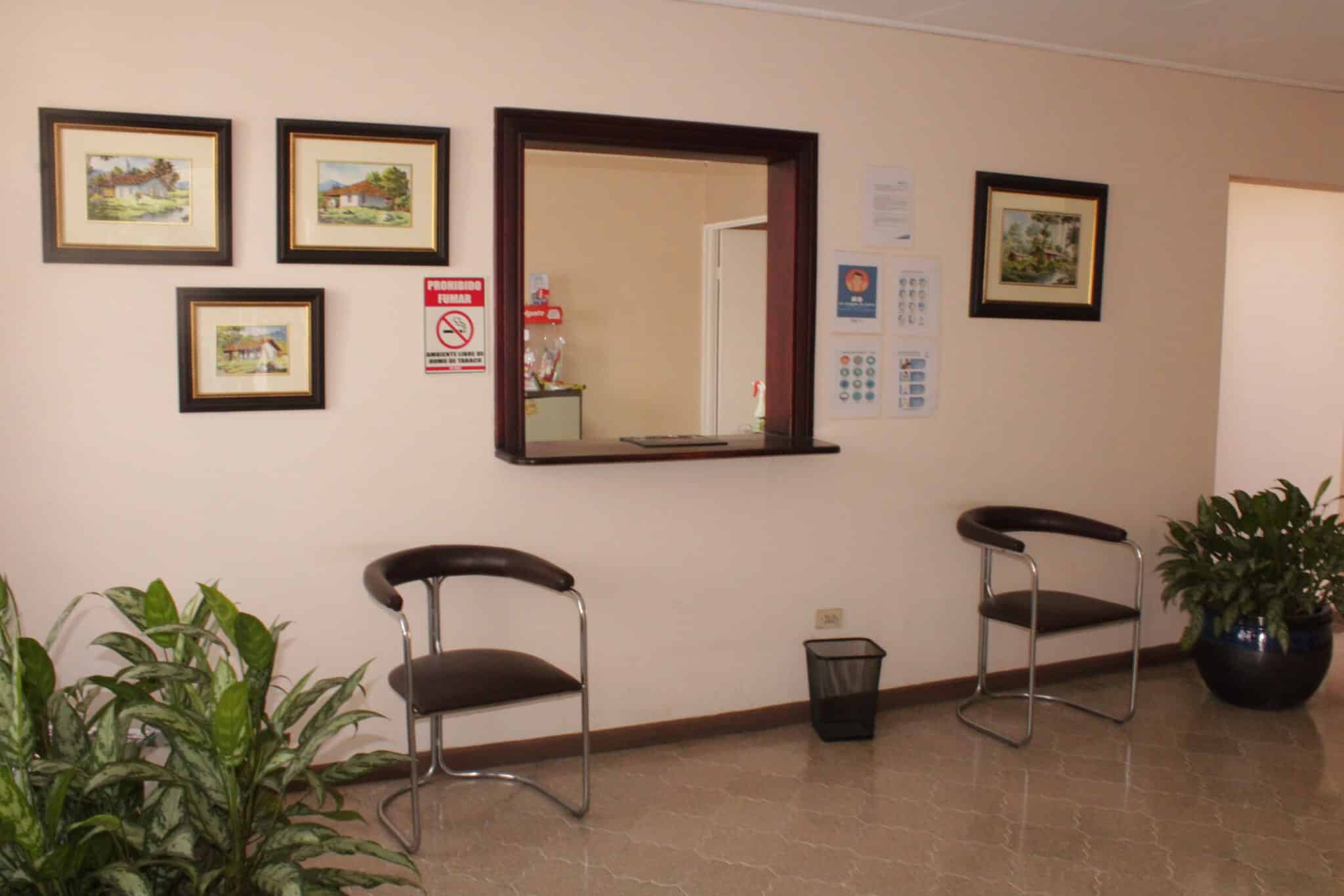 Fachada y rótulo de Especialidades Dentales Moravia en San Vicente de Moravia