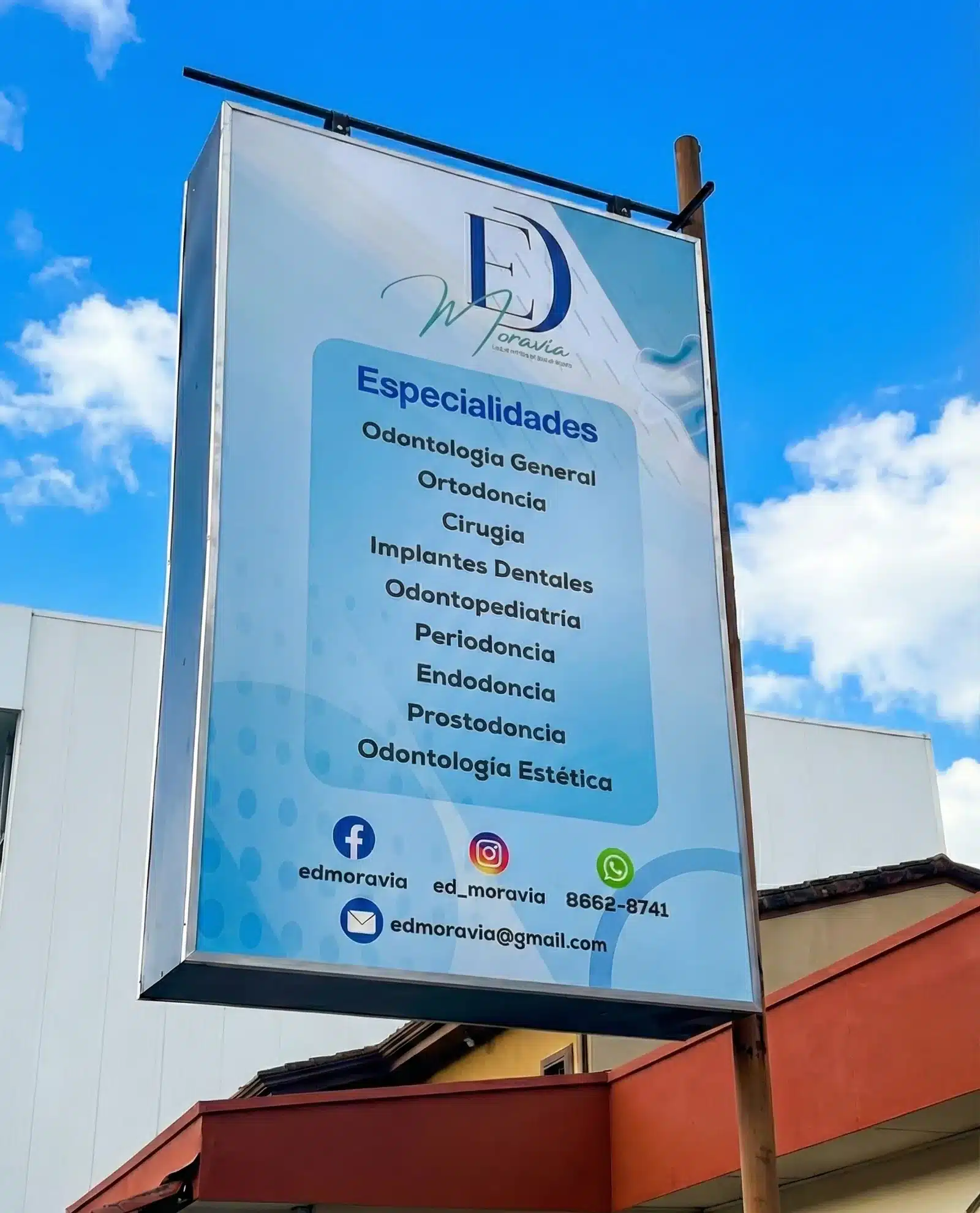 Fachada de la clínica dental ED Moravia en San Vicente de Moravia